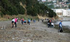 Voluntarios sacan kilos de basura y desechos desde playa de Talcahuano [FOTOS]