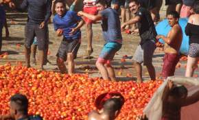 Mira las mejores postales que dejó la guerra de tomates en Quillón [FOTOS]
