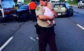 Sobrecogedora escena de Policía abrazando a bebé tras un Accidente de Tránsito 